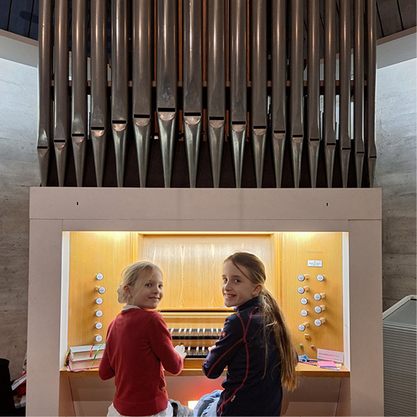 Kinder an der Orgel