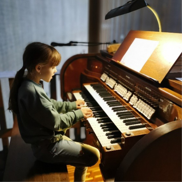 Kinder an der Orgel
